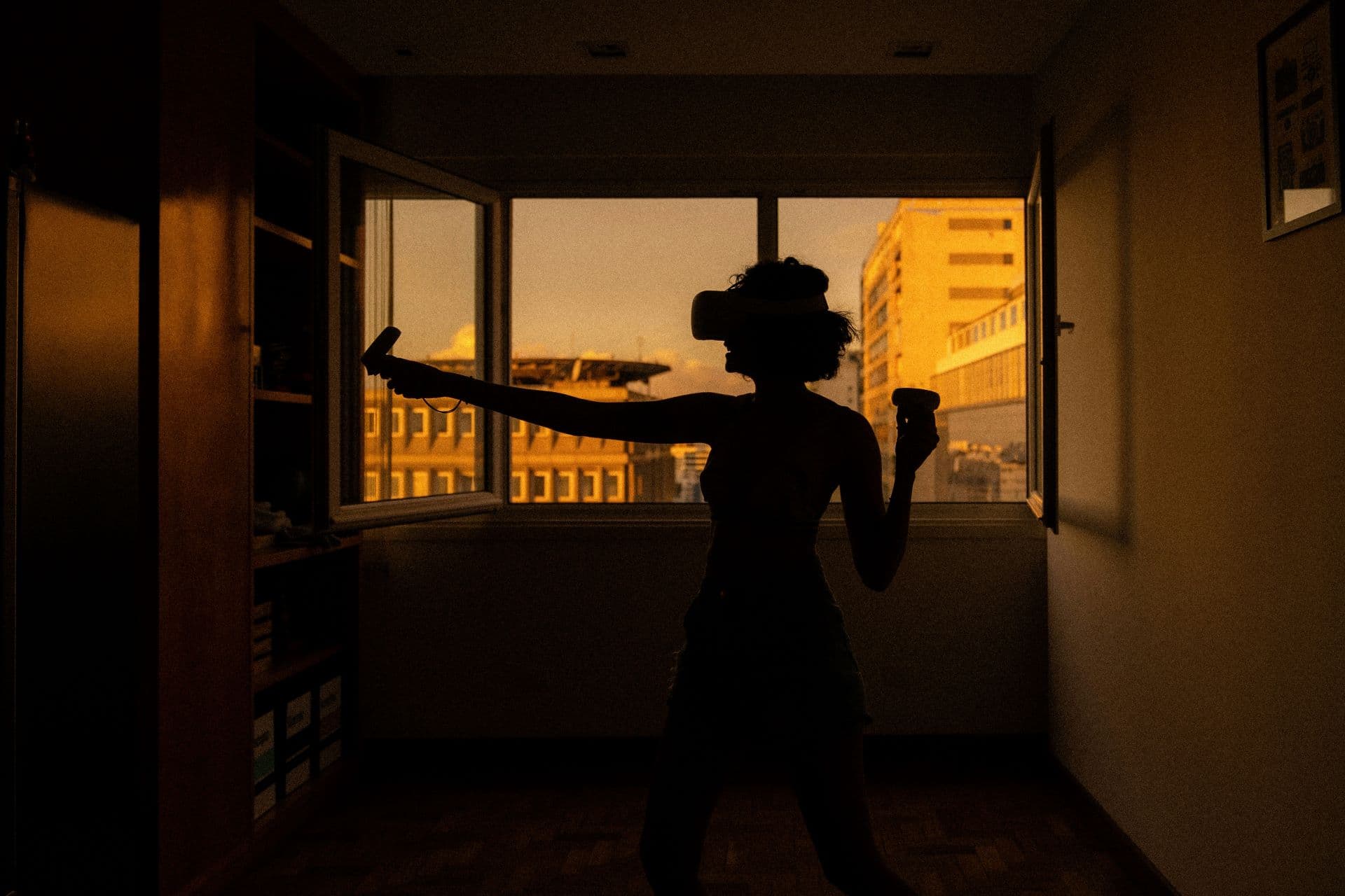 Virtual Reality in the Film Industry: Directing and Producing in Immersive Storytelling Spaces